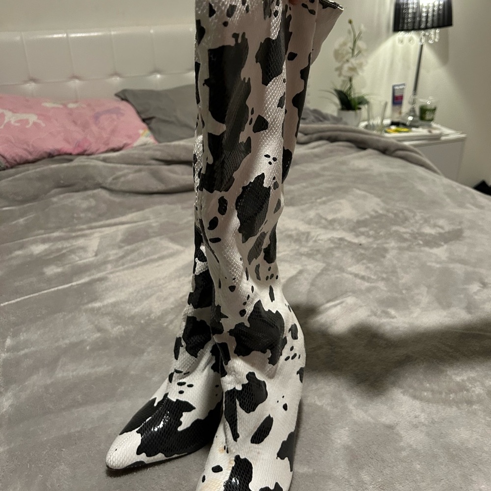 Cow bow heeled boots